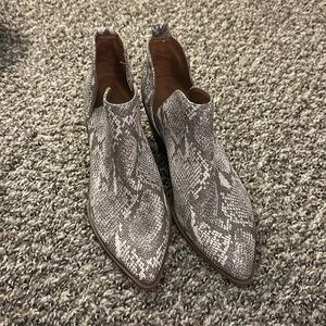 Universal Thread Womens Cari Cut Out D'orsay Ankle Bootie Snakeskin Size 7 1/2